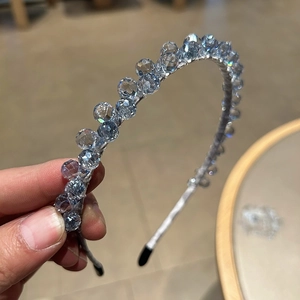 Détail de perles de cristal bleu clair sur un serre-tête élégant en fil d'argent