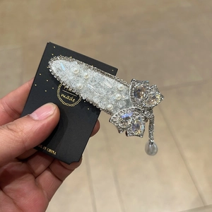 Barrette papillon argentée faite main avec strass brillants et pendentif perle d'eau