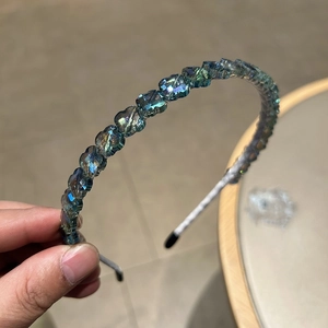 Détail macro du serre-tête en cristal aurore boréale avec cadre en métal argenté