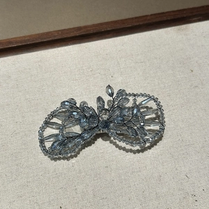 Vue détaillée macro de la pince à cheveux noeud en perles de cristal bleu fait main