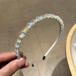 Détail du serre-tête trèfle en cristal avec perles scintillantes et base en métal argent