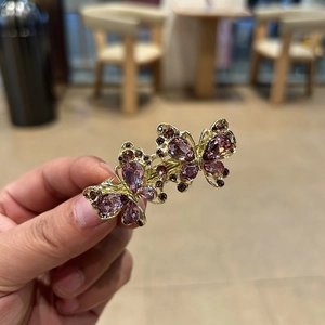 Detailansicht der Schmetterling-Haarspange mit Kristallen in Rosa-Violett und Goldmetall