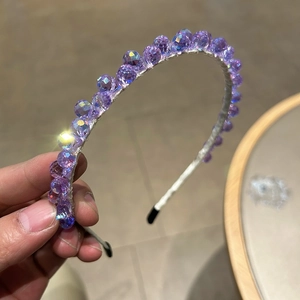 Serre-tête élégant en cristaux violets avec perles scintillantes sur base blanche