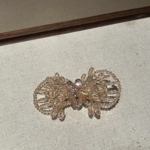 Barrette à cheveux faite main avec cristaux de champagne et perles en forme de nœud
