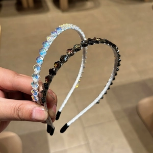 Détail du serre-tête en cristal avec pierres brillantes et monture métallique