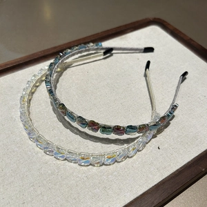 Vue détaillée des serre-têtes en cristal avec monture métallique et embouts de protection