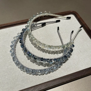Vue détaillée des serre-têtes en perles de cristal bleu or et argent sur un plateau