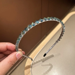 Serre-tête en cristal avec strass bleu-vert irisé et motif de fleur à quatre feuilles