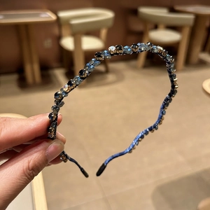 Detail von blauem Samthaarreif mit handgenähten Kristallperlen und Antirutsch-Spitzen