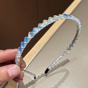 Détail rapproché d'un serre-tête à fleurs en cristal iridescent avec base métallique
