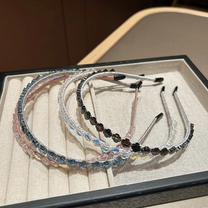 Détail de quatre serre-têtes en cristal avec perles scintillantes en forme de fleur