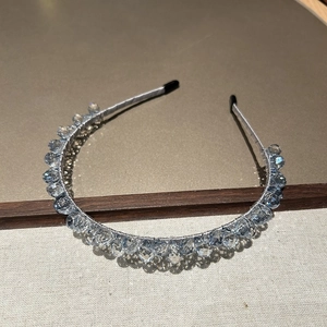 Gros plan de perles de cristal bleu clair et monture argentée sur un serre-tête chic