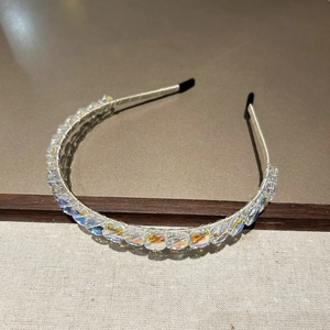 Détail du serre-tête fleur à quatre feuilles en cristal avec base argentée et embouts