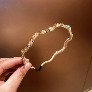 Detailansicht des handgefertigten Wellen Stirnbands mit bernsteinfarbenen Kristallen
