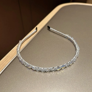 Détail d'un serre-tête cristal trèfle avec perles irisées sur cadre en satin gris