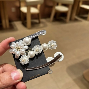 Elegantes Set aus Perlen- und Strass-Haarspangen mit Blumen- und Schleifen-Design