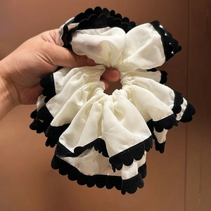 Chouchou oversize chic multicouche avec maille blanche et bordure festonnée noire