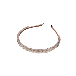 Serre-tête élégant en or rose avec cristaux scintillants et strass sur fond blanc