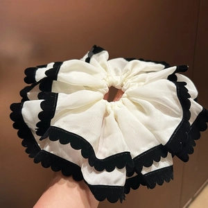 Chouchou blanc double couche avec élégante bordure festonnée en velours noir pour femme