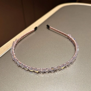 Détail macro d'un serre-tête en cristal rose scintillant avec strass de luxe fleuris