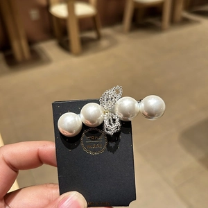 Handgefertigte Perlen-Haarspange mit silberner Perle und Schleife auf Display