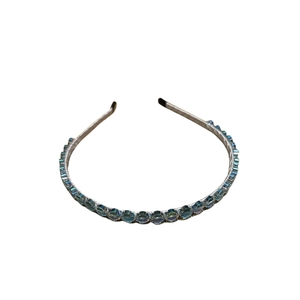 Serre-tête minimaliste argenté avec cristaux de fleurs de trèfle bleus scintillants sur blanc