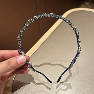 Exquisiter handgefertigter Wellen-Haarreif mit blauen Kristallperlen und Gold-Strass