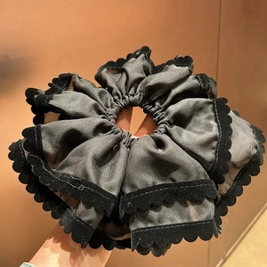 Chouchou en maille grise double couche avec bords ondulés en velours noir