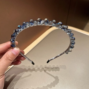 Détail de serre-tête fait main avec des perles en verre facettées dégradées bleu et gris