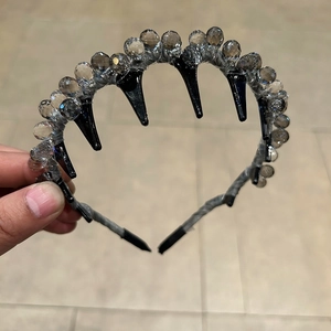 Detail von Kristallperlen und schwarzen Spikes auf schmalem Haarreif mit grauem Band