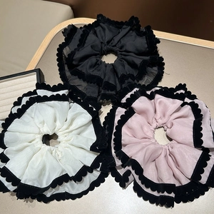 Lot de trois grands chouchous en mousseline noir, blanc et rose avec bords ondulés velours
