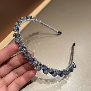 Serre-tête en cristal élégant avec perles bleu foncé et fil d'argent sur fond gris