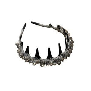 Gothic-Punk-Haarreif mit schwarzen Spikes und Kristallperlen auf silbernem Drahtband