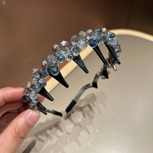 Détail d'un serre-tête de luxe avec cristaux scintillants et dents de peigne internes