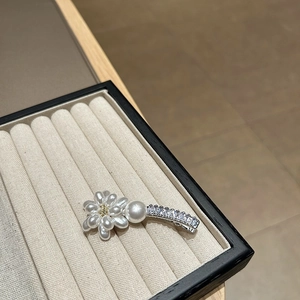 Details der eleganten Perlen-Haarklammer mit Zirkonia-Steinen auf beigem Samt-Schmuckkästchen