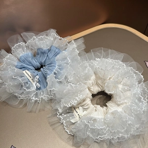 Gros plan de chouchous en dentelle avec perles élégantes et détail de nœud délicat