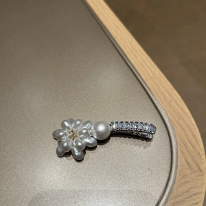 Detailansicht der Perlen-Haarspange mit Zirkonia-Inlay auf silberner Basis