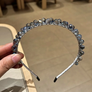 Serre-tête élégant en perles de cristal bleu-gris avec cadre satiné et fils métalliques