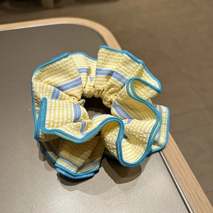 Chouchou minimaliste en coton à rayures bleues et jaunes avec bordure de couture fine