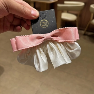 Barrette à cheveux avec nœud en satin rose et froufrous blancs pour coiffure élégante