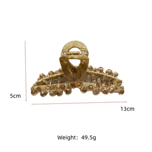 Vue détaillée d'une pince à cheveux dorée en cristal avec largeur 13cm et poids 49,5g