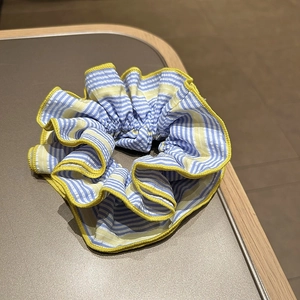 Chouchou rayé bleu et blanc avec bordure en dentelle crochetée jaune vif élégant