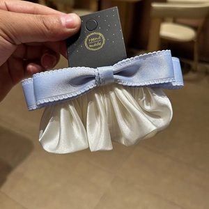 Pince à cheveux élégante en satin bleu clair et crème sur carte de présentation faite main