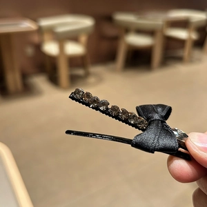 Barrette à cheveux élégante avec nœud en velours français et strass gris brillants
