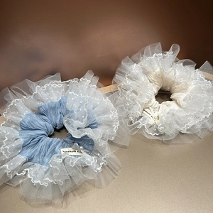 Lot de chouchous en dentelle bleu ciel et blanc crème avec perles et nœuds