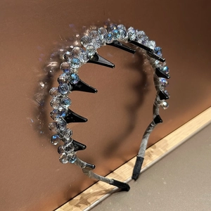 Détail du serre-tête antidérapant avec perles de cristal scintillantes et texture tissée