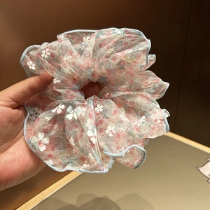 Chouchou en organza à fleurs avec bordure bleue pour des coiffures élégantes et douces