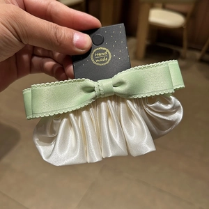 Barrette à cheveux nœud vert menthe avec plis en satin crème et carte de présentation