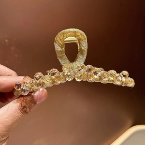 Pince à cheveux dorée luxueuse avec maille métallique et perles de cristal champagne
