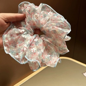 Chouchou romantique en organza fleuri avec bords bleus ondulés pour queues de cheval
